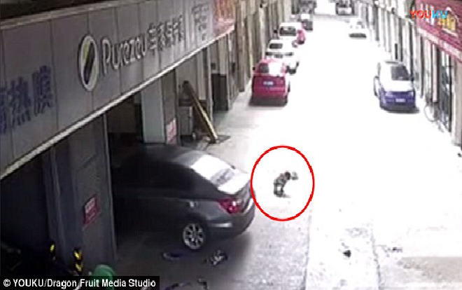 CLIP: Mải lùi xe, cha bất cẩn chèn qua người con trai