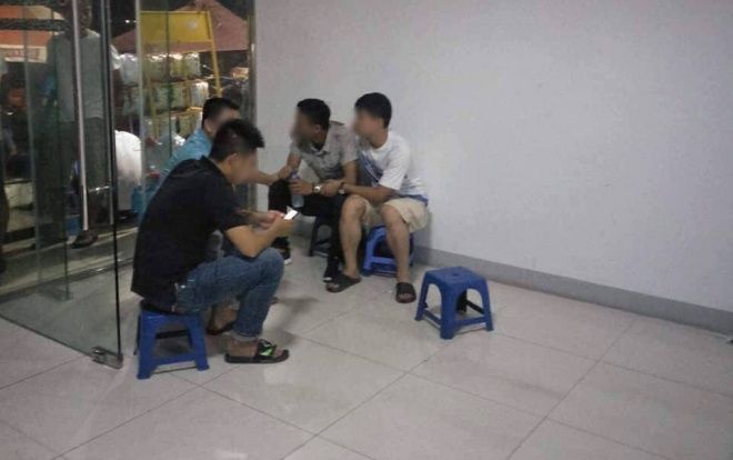 Người chồng gào khóc, suy sụp khi biết tin vợ thắt cổ con trai và cháu gái