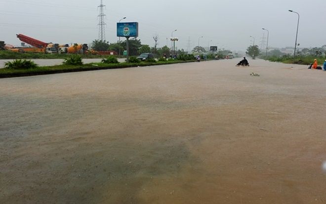 Hà Nội hôm nay phố cũng như sông, khắp nơi mênh mông nước chảy không phân biệt đâu là hồ hay là đường đi