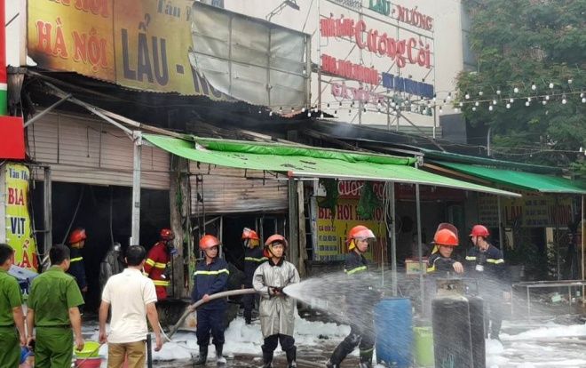 Cháy lớn quán lẩu tại Hà Nội, nữ nhân viên mắc kẹt ở tầng 2 tử vong
