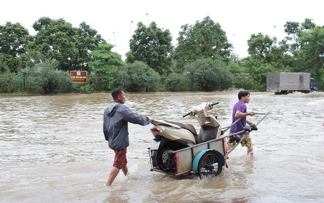 Kiếm bộn tiền ngày Hà Nội biến thành sông: Nhặt biển số xe, chở người và hành lý qua dòng nước ngập