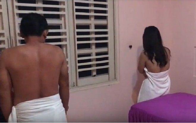 Bắt quả tang tiếp viên massage khỏa thân tắm chung, kích dục cho khách