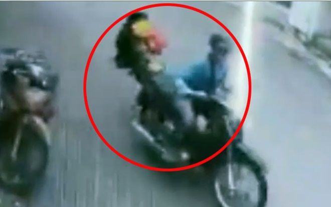 Tranh cãi clip mẹ vừa bế con nhỏ vừa giằng co với cướp trên đường phố