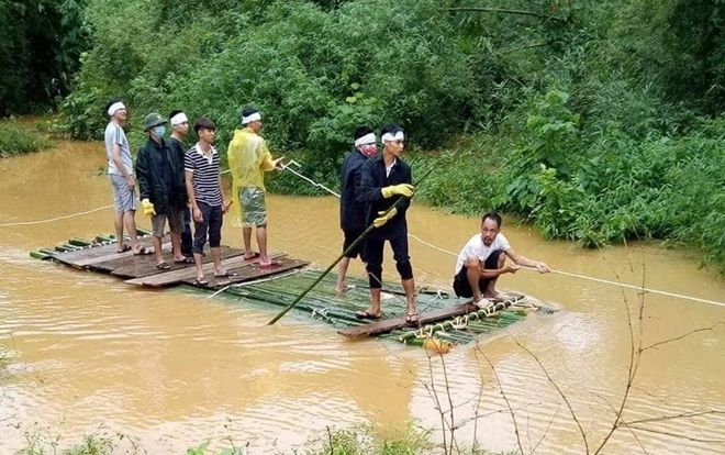 Xót xa hình ảnh ngày mưa lũ, người thân phải dùng bè tre chở thi thể đi chôn cất