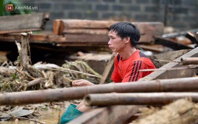 Nước mắt hòa cùng mưa lũ Yên Bái: Cha cầm nén hương thắp con trai 2 tuổi, đau đớn tìm người vợ trong đống đổ nát