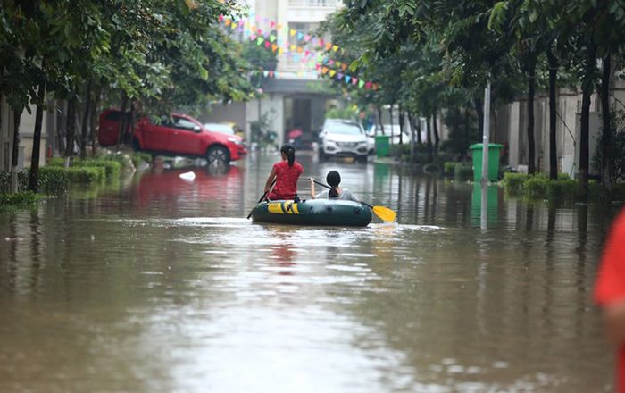 Sau nửa ngày ngập lụt, đại lộ Thăng Long vẫn chưa rút nước