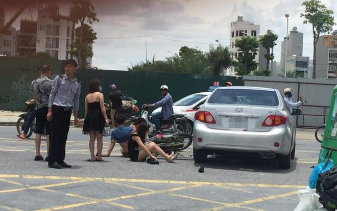 ‘Quái xế’ kẹp 3 chân dài không mũ bảo hiểm tông móp sườn ô tô