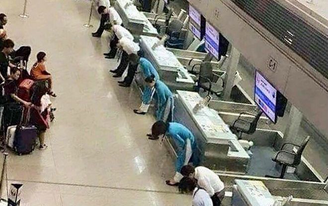 Hot trên mạng xã hội: Nhân viên hàng không cúi gập mình chào hành khách khiến nhiều người hết lòng tán thành