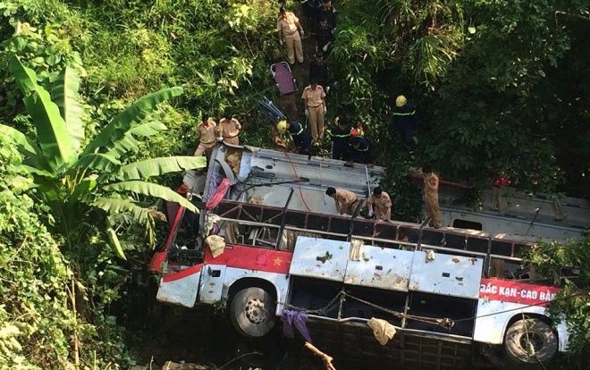 Truy tìm hộp đen và camera hành trình xe khách giường nằm lao xuống vực khiến 20 người thương vong
