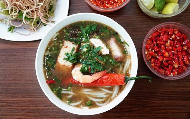 Quán bún mắm 20 năm ở Sài Gòn: mỗi ngày bán hơn 100 kg bún