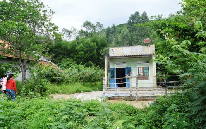 Bị la mắng do đi hát karaoke với trai làng về khuya, con gái cầm gạch đập chết bố đẻ