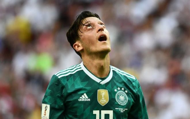 Ozil bị phân biệt, thế giới bóng đá bất bình