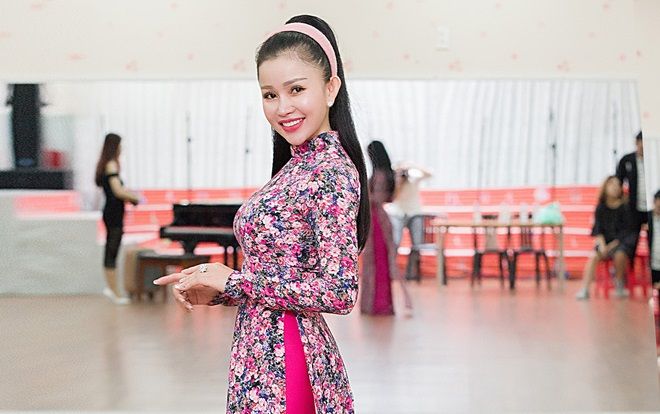 Janny Thủy Trần diện áo dài duyên dáng thị phạm cho thí sinh Hoa hậu Đại Sứ Hoàn Vũ Người Việt 2018