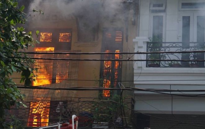 Cháy lớn tại ngôi nhà xây kiểu Pháp trên phố cổ Hà Nội, nhiều cháu nhỏ may mắn chạy thoát ra ngoài