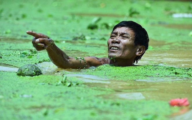Nước ngập lút mái nhà ở ngoại thành Hà Nội