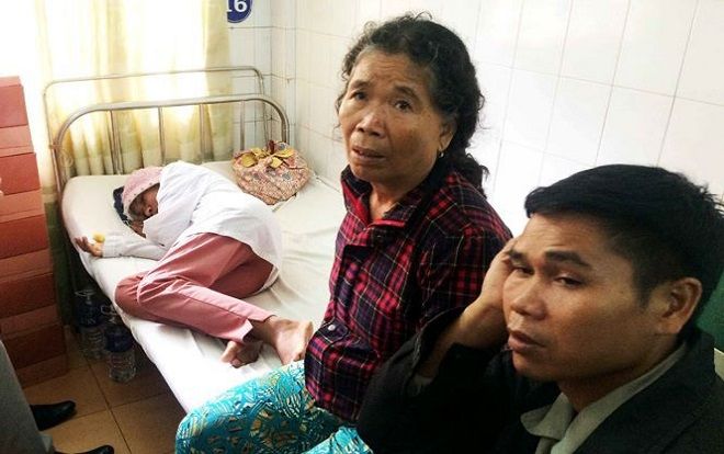 Anh rơi nước mắt khi thấy em gái bị tra tấn tới 'thân tàn ma dại'