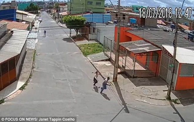 Cô gái tung đòn võ khiến tên cướp sợ mất mật bỏ chạy