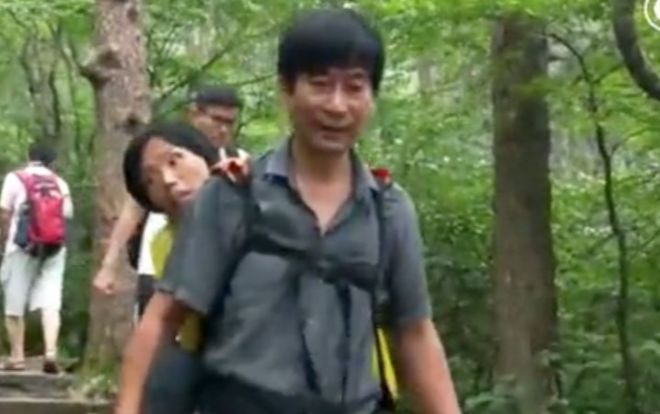 Cảm động người chồng địu vợ bị bệnh đi khắp Trung Quốc