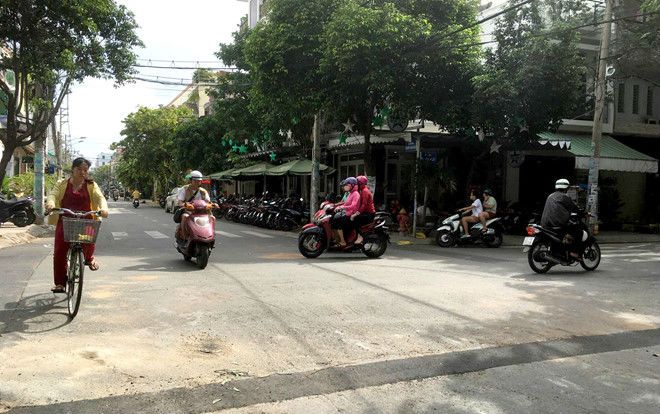 Biết tin người bị giật điện thoại đã tử vong, 2 tên cướp thiếu niên suy sụp bật khóc nức nở