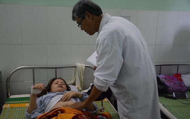 Liên tục ngất xỉu, cô giáo bị hành hung thủng màng nhĩ phải nhập viện sau lễ cưới