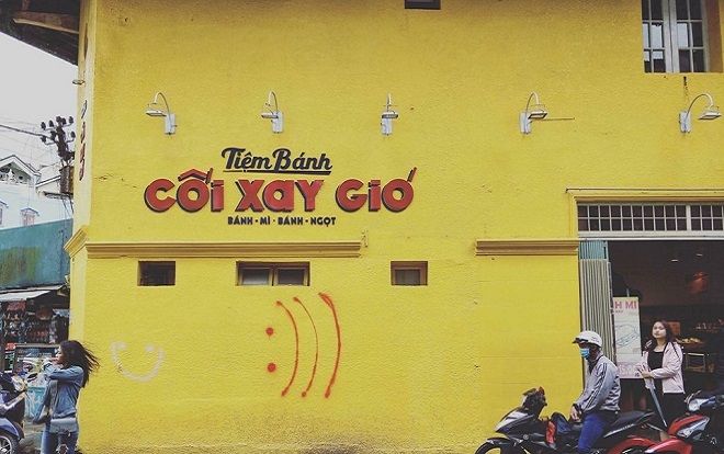 Bức tường Cối Xay Gió 'thần thánh' lại bị vẽ bậy một cách rất vô duyên, gây bức xúc trong giới trẻ