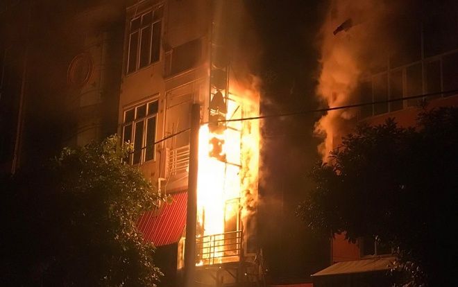 Cháy lớn tại quán karaoke 5 tầng trong đêm, nhiều người tháo chạy ra ngoài