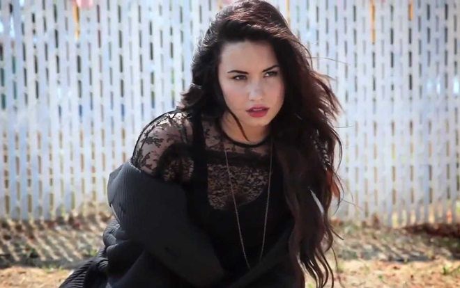 Demi Lovato đã cầu cứu từ trước, sao đến lúc này chúng ta mới giang tay giúp đỡ?