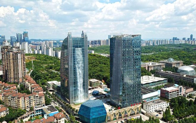 Sững sờ trước vẻ đẹp của thác nước nhân tạo cao 108 m