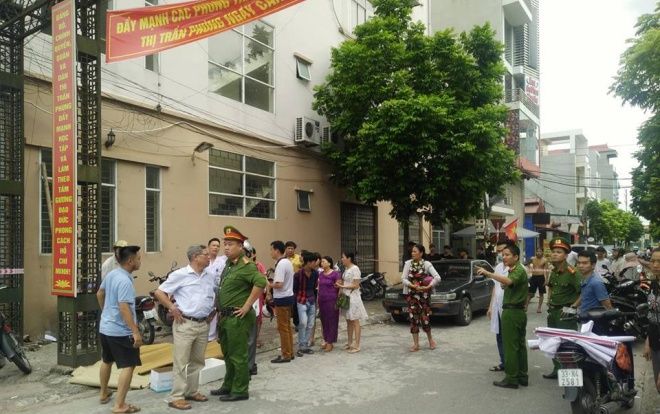 Bắc thang căng băng-rôn ở cổng chào, người đàn ông bị ngã xuống đất tử vong