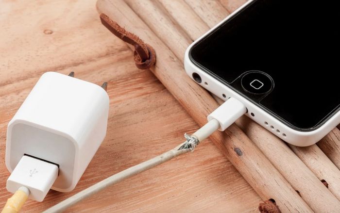 Đây là lý do vì sao iPhone cấm kỵ dùng sạc rẻ tiền, nếu không sẽ hỏng cả sạc lẫn máy