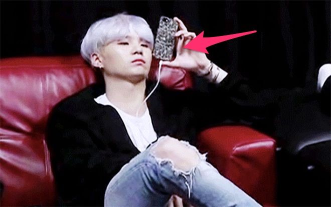 Cách cầm điện thoại kì quặc của Suga (BTS), đố bạn có thể bắt chước được!
