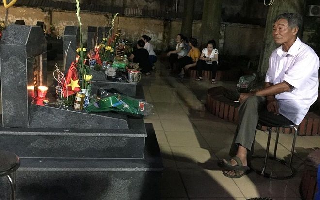 Giây phút cụ ông ngồi trước mộ đồng đội hàn huyên gây xúc động mạnh