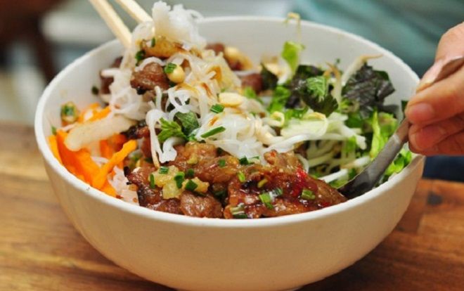 Quán bún thịt nướng hơn nửa thế kỷ dưới gầm chung cư Sài Gòn