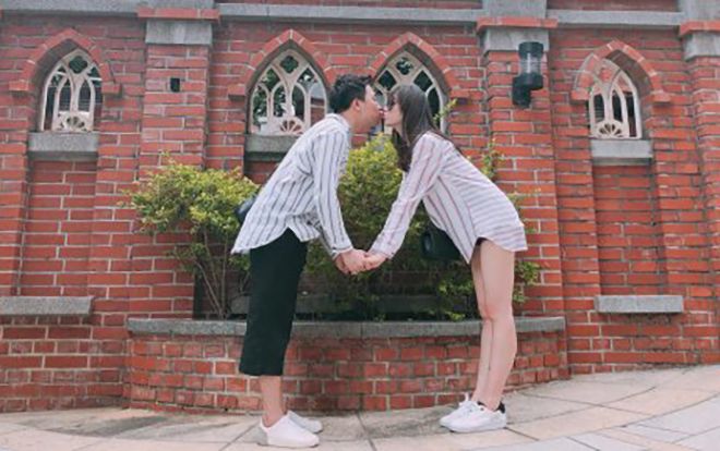 Trấn Thành mới đi xa mấy ngày mà Hari Won đã nhớ nhung không tả nổi đến nỗi phải đăng 'ảnh nóng'