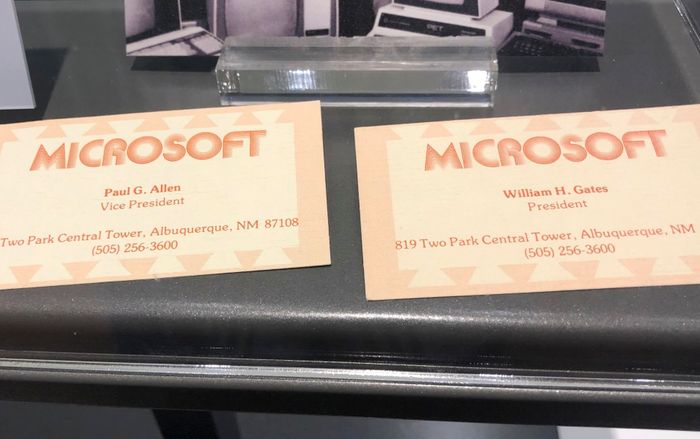 Đây là danh thiếp đầu tiên của Bill Gates, đang được trưng bày như một kỷ vật