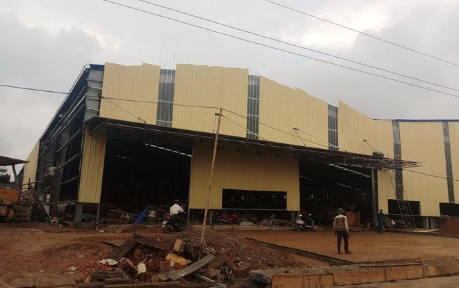 Tường sập đè trúng 4 công nhân đang dọn vệ sinh gây thương vong