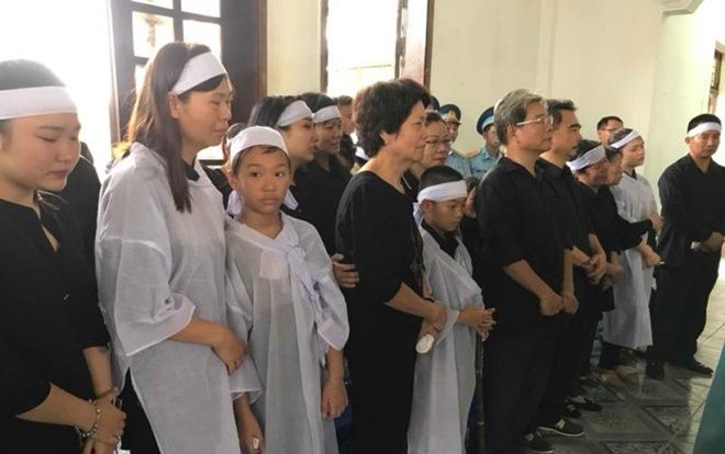 Nghẹn ngào tiễn biệt 2 chiến sĩ phi công hy sinh trong vụ rơi máy bay ở Nghệ An