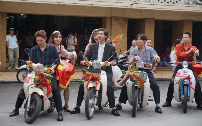 Ngỡ ngàng với hình ảnh cô dâu chú rể trong trang phục thập niên 80 diễu hành quanh đường phố Hà Nội