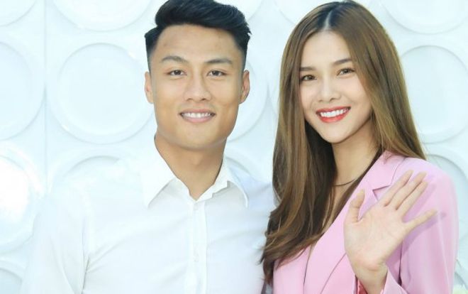 Vợ chồng Mạc Hồng Quân đẹp đôi lung linh bất ngờ xuất hiện tại Hà Nội