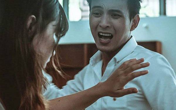 Trớ trêu: Cô vợ lên mạng tìm lời khuyên khi bị bắt quả tang ngoại tình, còn được chồng năn nỉ 'quay về cho con đủ bố mẹ'