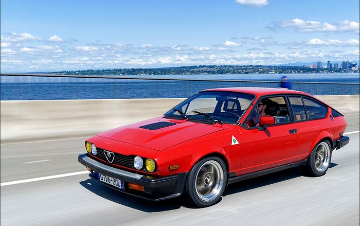 8 mẫu xe huyền thoại từng được James Bond sử dụng