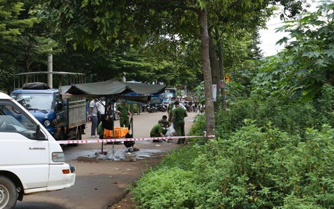 Tá hỏa phát hiện thi thể đang phân hủy mạnh bên bụi cỏ ven đường