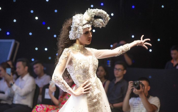 Thư Dung lạnh lùng mang ‘sừng cừu’ làm vedette show váy cưới