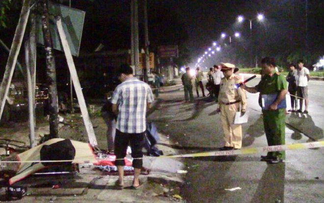 Ô tô húc văng xe máy trong đêm, 2 thanh niên tử vong