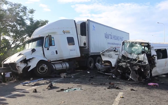 Xe rước dâu gặp nạn khiến 13 người tử vong: 'Nhiều tiếng khóc xé lòng, người dân phải kéo từng thi thể trong xe ra ngoài'