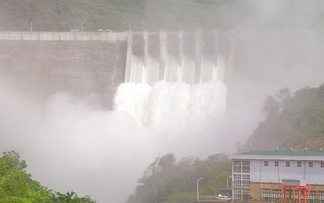 Thủy điện lớn nhất Nghệ An xả lũ