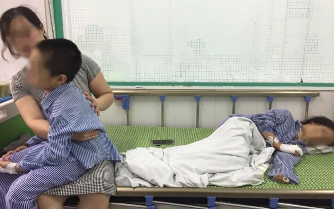 Chồng cầm dao cứa cổ vợ cùng hai người cháu nguy kịch rồi cướp xe máy người đi đường bỏ trốn