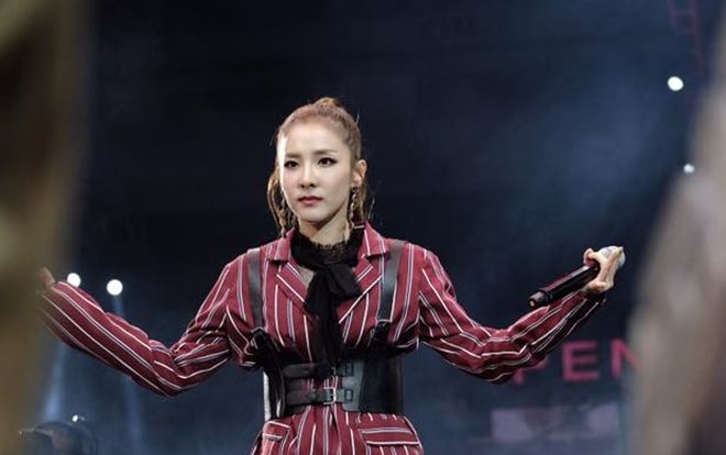 Fan Dara (2NE1) 'nổi trận lôi đình' khi thần tượng bị khán giả xô đẩy không thương tiếc