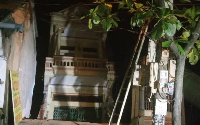 Nhiều nhà bất ngờ đứt gãy trượt xuống sông Đà, nhiều người dân phải sơ tán khẩn cấp