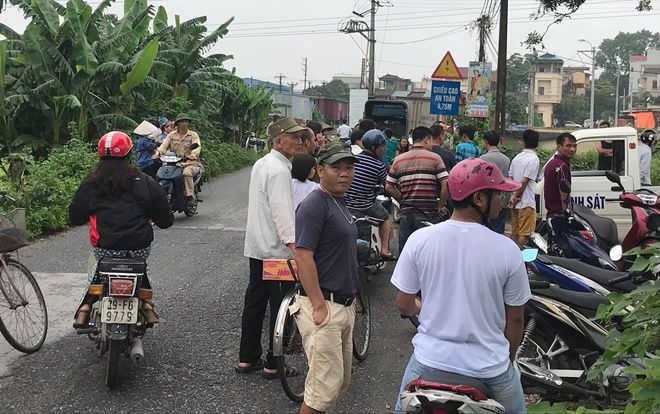 Bàng hoàng phát hiện nam thanh niên tử vong bên gốc cây cạnh xe máy sau đêm mưa